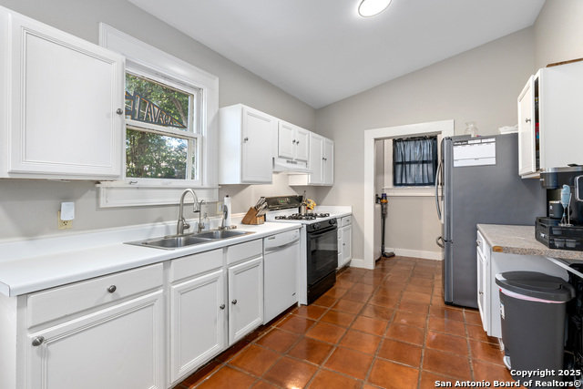 Listing photo id 13 for 306 Devine Street