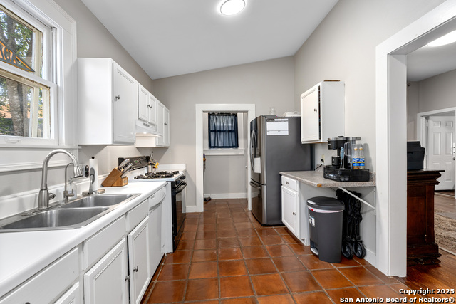 Listing photo id 14 for 306 Devine Street