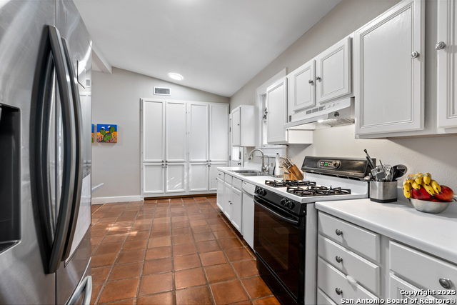 Listing photo id 15 for 306 Devine Street