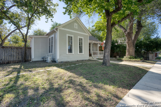 Listing photo id 0 for 306 Devine Street