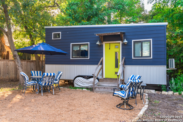 Listing photo id 19 for 306 Devine Street