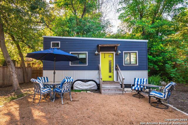 Listing photo id 21 for 306 Devine Street