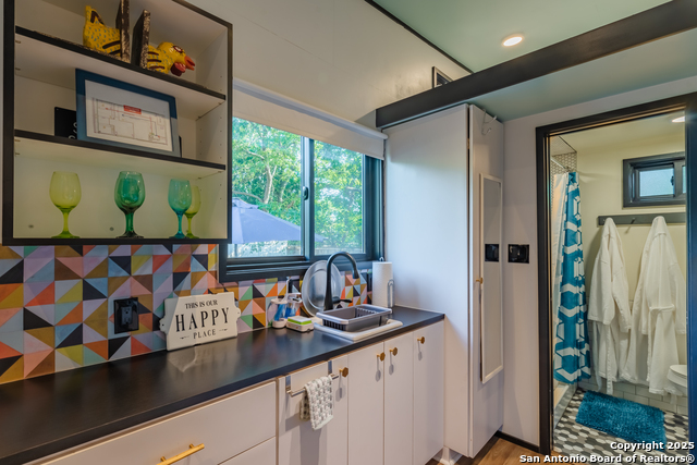 Listing photo id 23 for 306 Devine Street