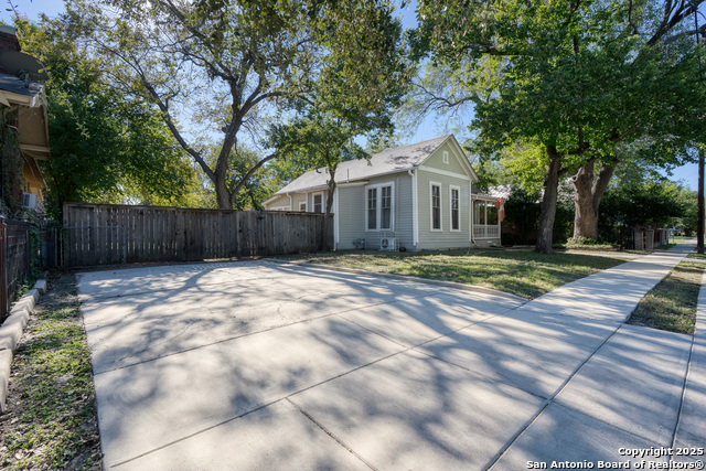 Listing photo id 1 for 306 Devine Street