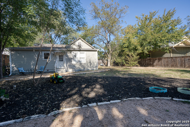 Listing photo id 31 for 306 Devine Street