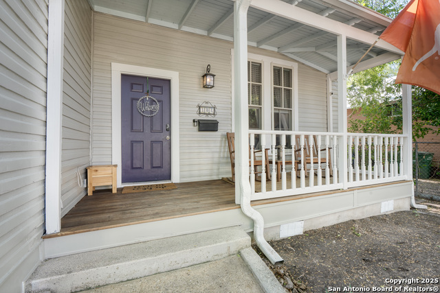 Listing photo id 2 for 306 Devine Street