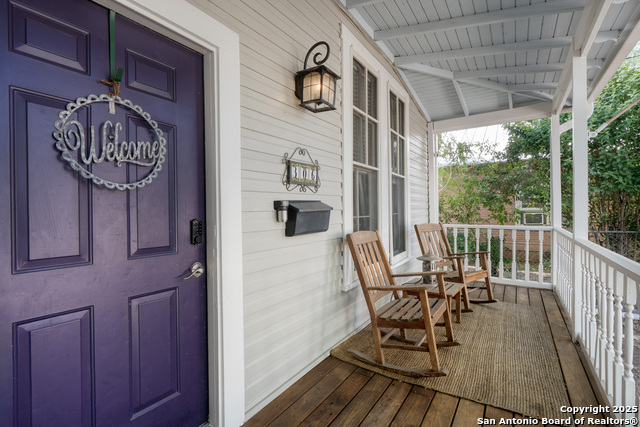 Listing photo id 3 for 306 Devine Street