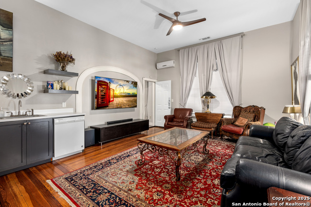 Listing photo id 4 for 306 Devine Street