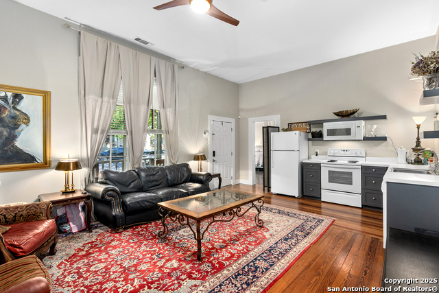 Listing photo id 6 for 306 Devine Street