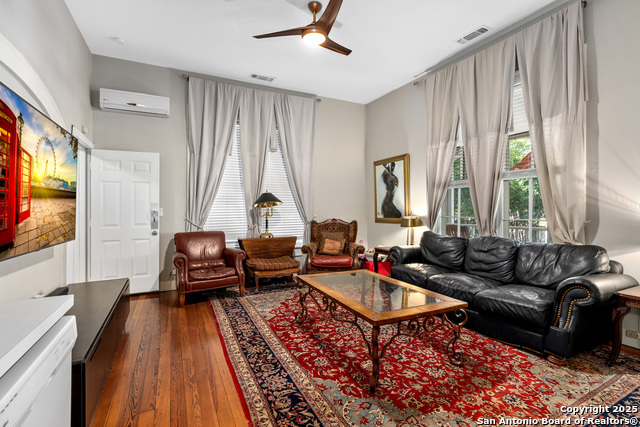 Listing photo id 7 for 306 Devine Street