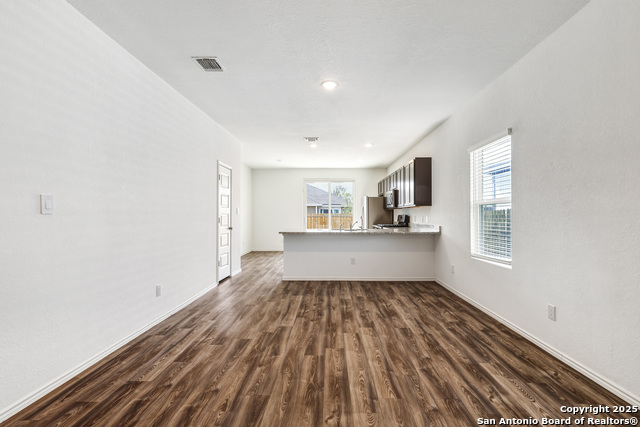 Listing photo id 4 for 4426 Chandler  #3