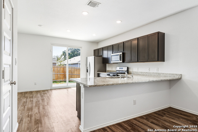 Listing photo id 5 for 4426 Chandler  #3