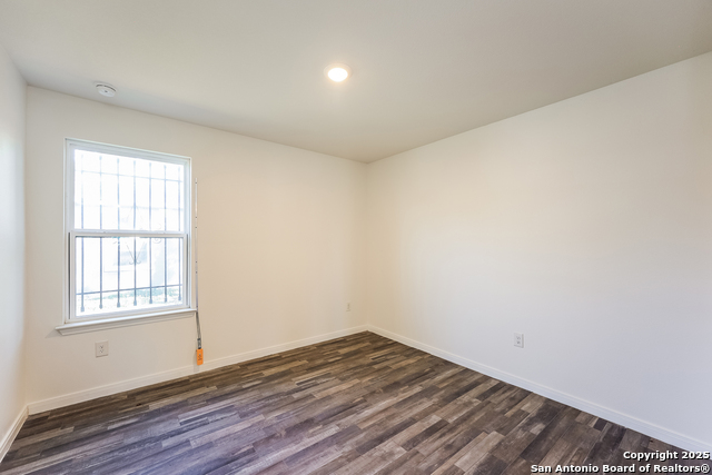 Listing photo id 13 for 3318 Martin Luther King