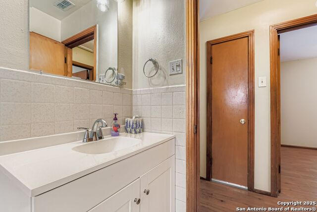 Image 10 of 17 For 1010 Gladstone Ave