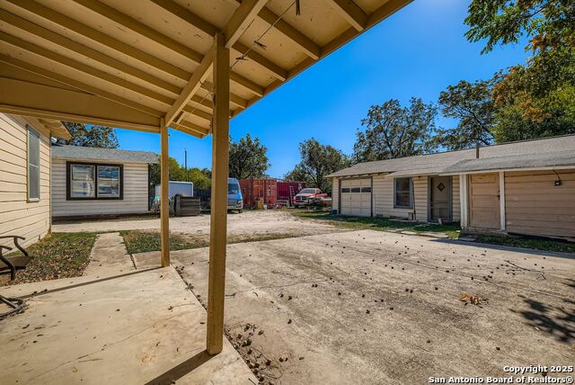 Image 15 of 17 For 1010 Gladstone Ave