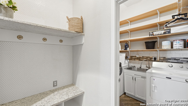 Image 24 of 50 For 743 Cirrus