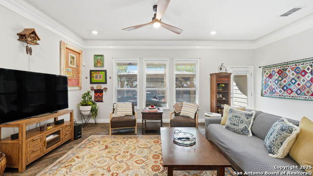 Image 3 of 50 For 743 Cirrus