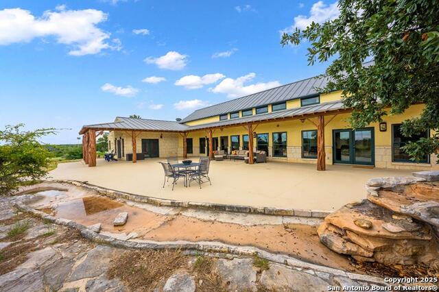 Listing photo id 33 for 2320 Fiedler Road