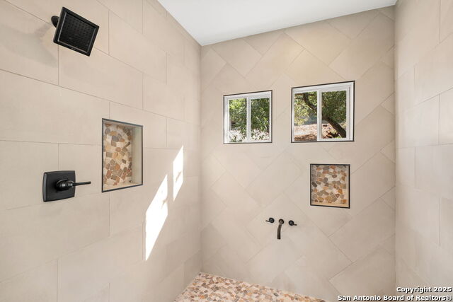 Listing photo id 10 for 312 Skyline  