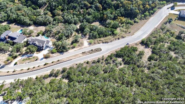 Listing photo id 5 for 626 Winding Ravine