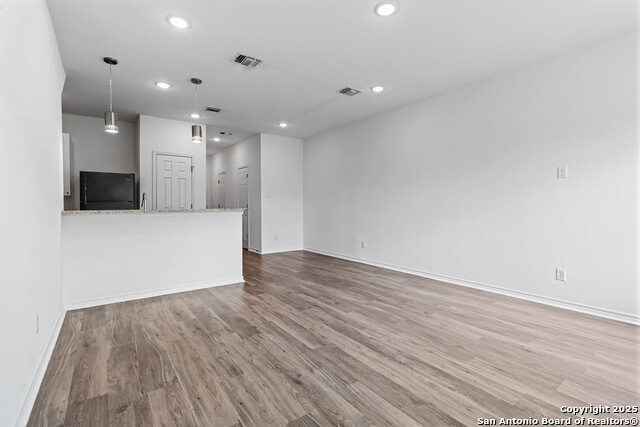 Image 5 of 22 For 6942 Crestway Rd