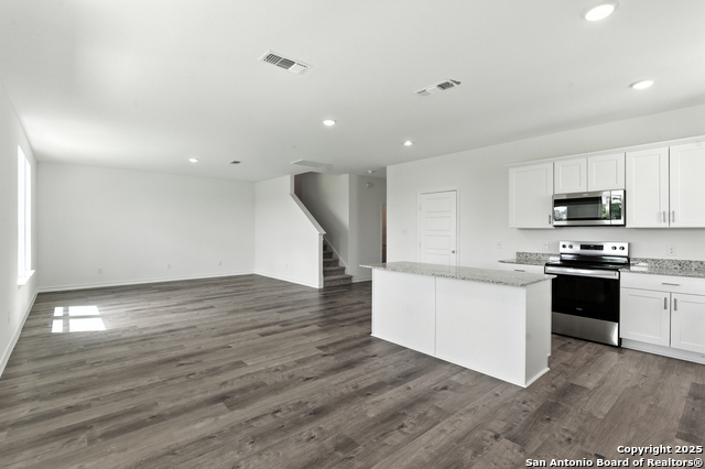 Image 14 of 27 For 121 Country Elm Lane