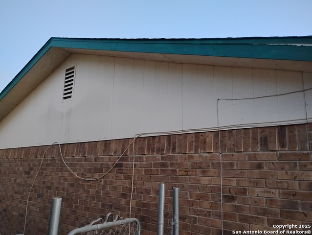 Image 2 of 7 For 1665 Cristin Dr.