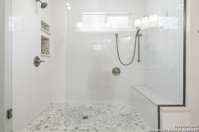 Image 13 of 27 For 15 Inwood Point