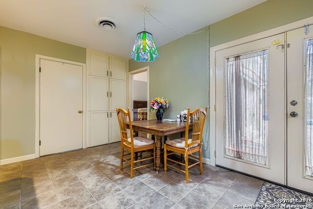 Image 11 of 27 For 615 Cave  