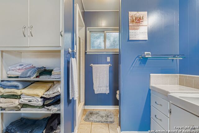 Image 17 of 27 For 615 Cave  