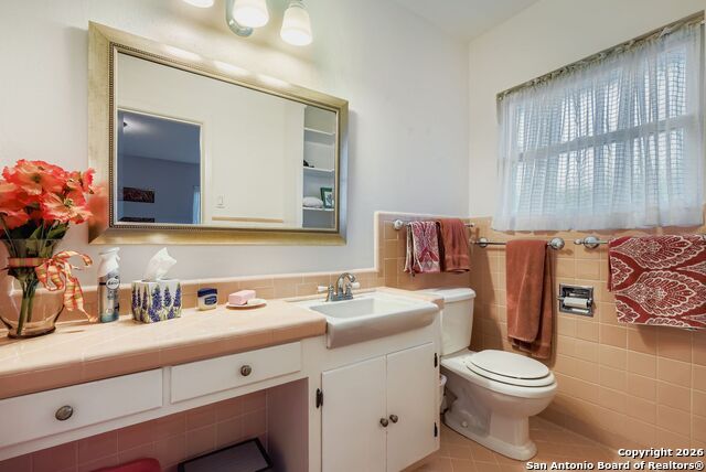 Image 20 of 27 For 615 Cave  