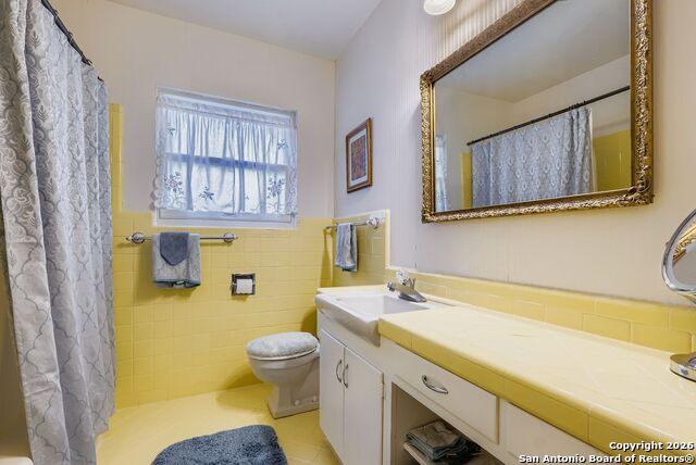 Image 23 of 27 For 615 Cave  