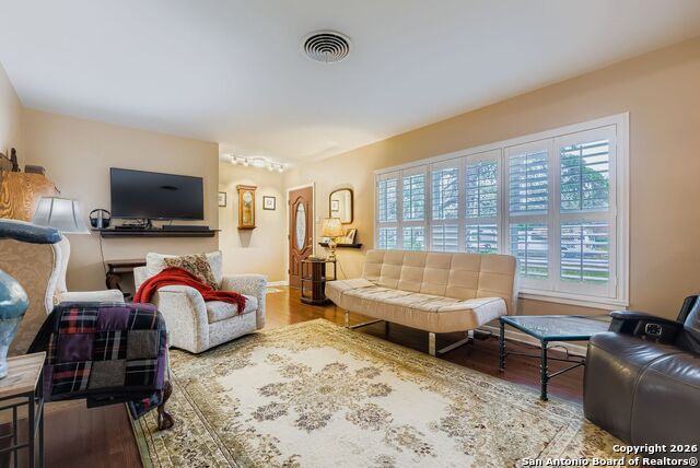 Image 4 of 27 For 615 Cave  