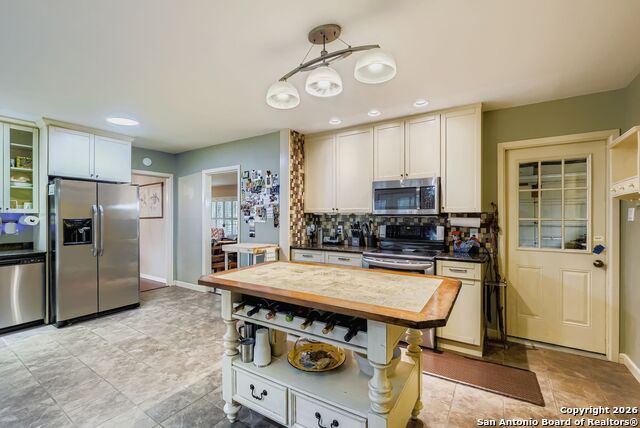 Image 7 of 27 For 615 Cave  