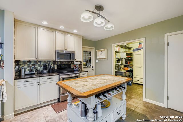 Image 8 of 27 For 615 Cave  