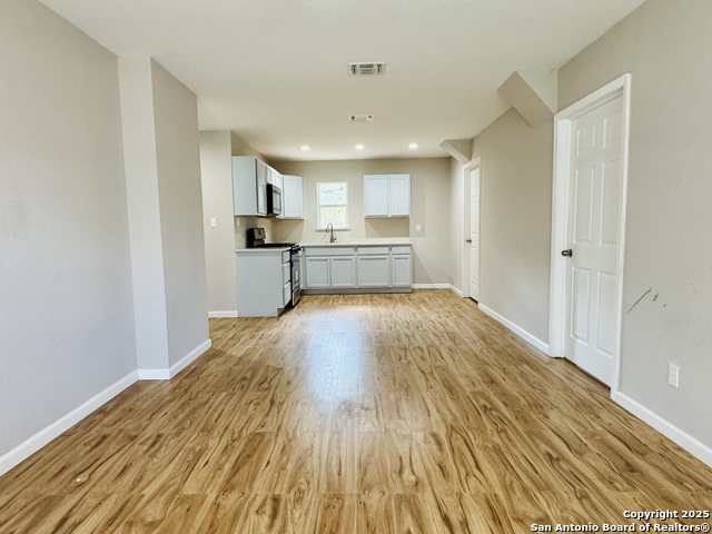 Image 2 of 16 For 418 Fargo  