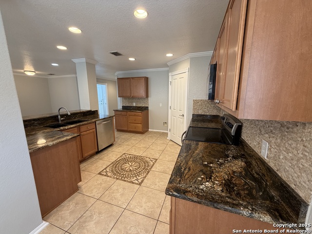 Listing photo id 8 for 5408 Columbia Dr