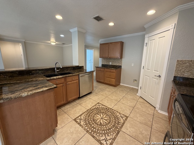 Listing photo id 10 for 5408 Columbia Dr