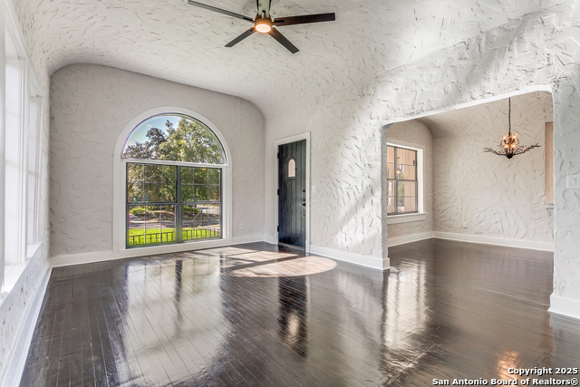 Image 10 of 38 For 2055 Magnolia Ave W