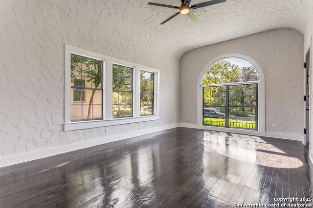 Image 11 of 38 For 2055 Magnolia Ave W