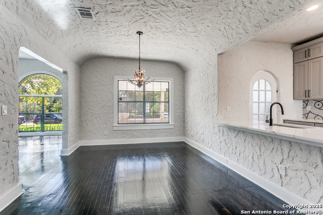 Image 12 of 38 For 2055 Magnolia Ave W