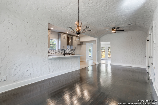 Image 13 of 38 For 2055 Magnolia Ave W