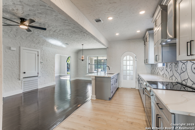 Image 14 of 38 For 2055 Magnolia Ave W