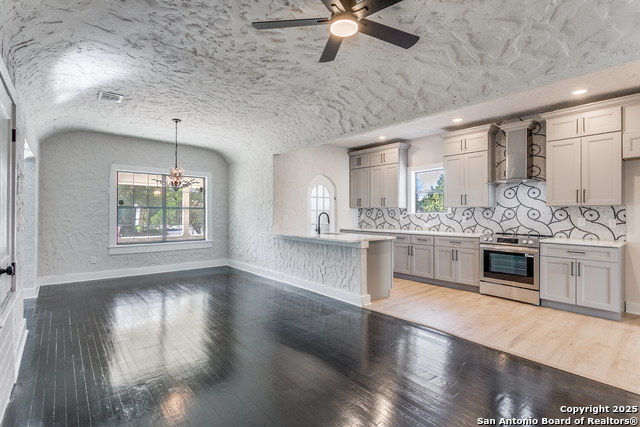 Image 15 of 38 For 2055 Magnolia Ave W