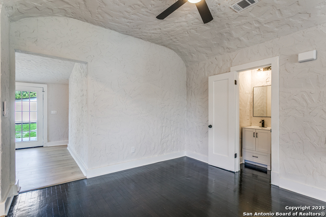 Image 19 of 38 For 2055 Magnolia Ave W