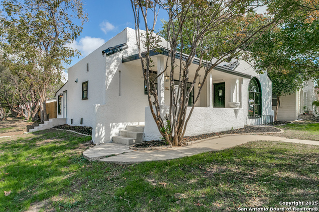 Image 2 of 38 For 2055 Magnolia Ave W