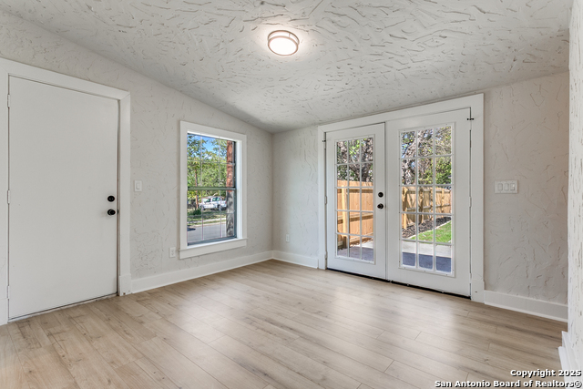 Image 21 of 38 For 2055 Magnolia Ave W