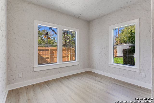 Image 29 of 38 For 2055 Magnolia Ave W