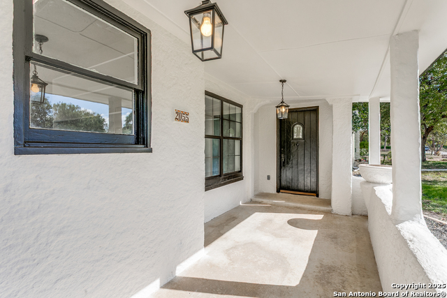 Image 4 of 38 For 2055 Magnolia Ave W