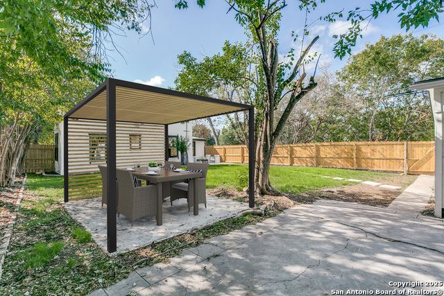 Image 8 of 38 For 2055 Magnolia Ave W